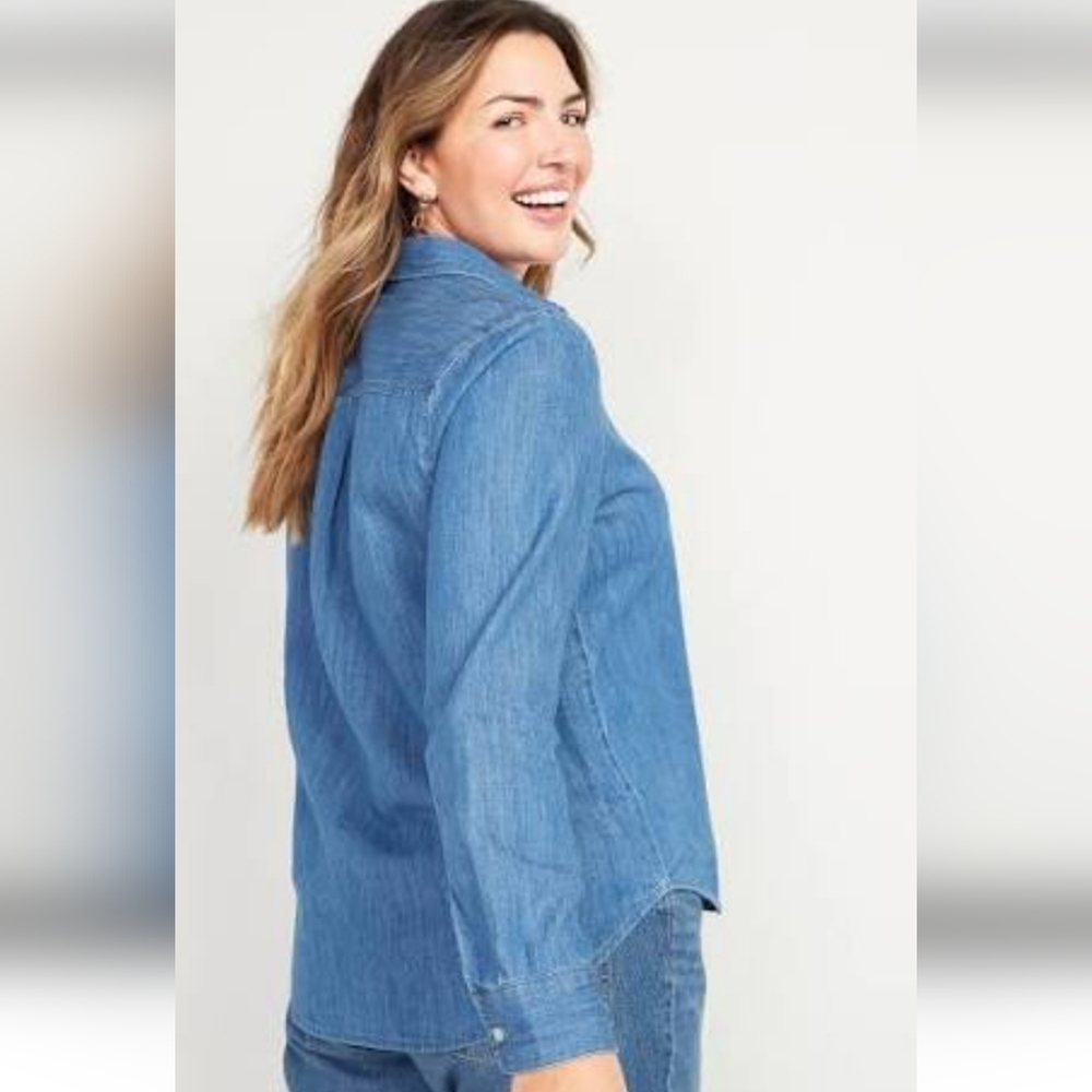 Old Navy Classic Medium Wash Denim Button Down Shirt - M